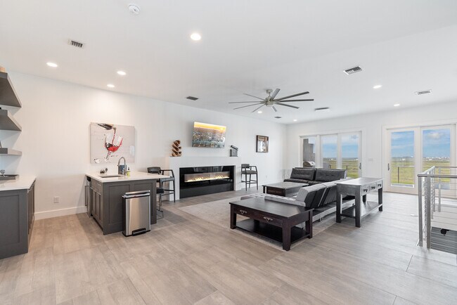 Building Photo - 14836 Granada Dr