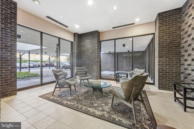 Building Photo - 250 S Reynolds St