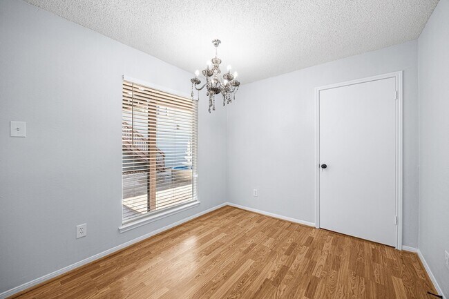 Building Photo - 2926 Meadowcreek Dr