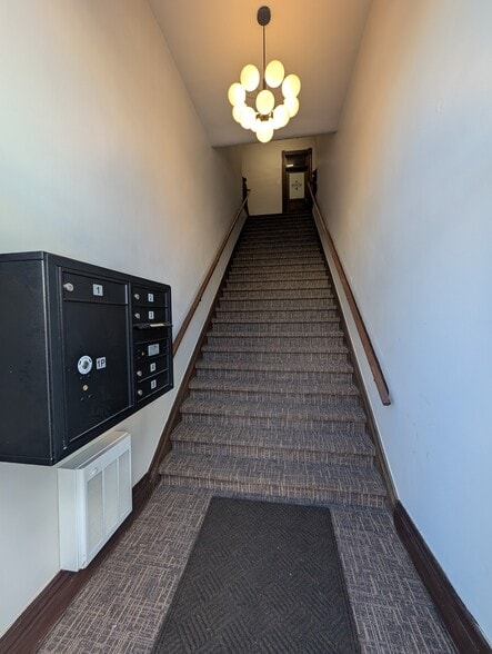 Secure entrance/mailboxes - 1 N Minnesota St