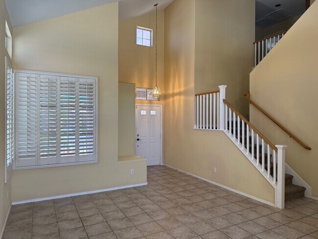 Building Photo - Beautiful Home with Pool near Tropicana and Buffalo
