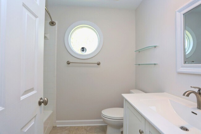 Building Photo - End Unit Townhome in the Heart of Chapel Hill