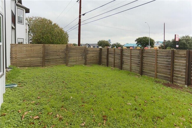 Building Photo - 9504 Menchaca Rd