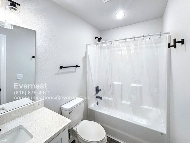 Building Photo - Beautiful 3-Bedroom Townhome with Modern A...