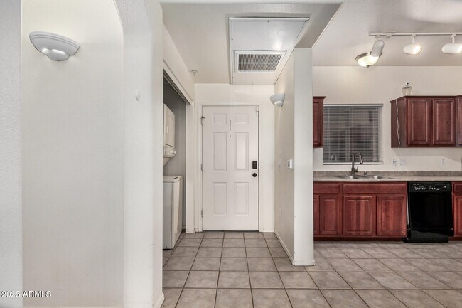 Building Photo - 920 E Devonshire Ave