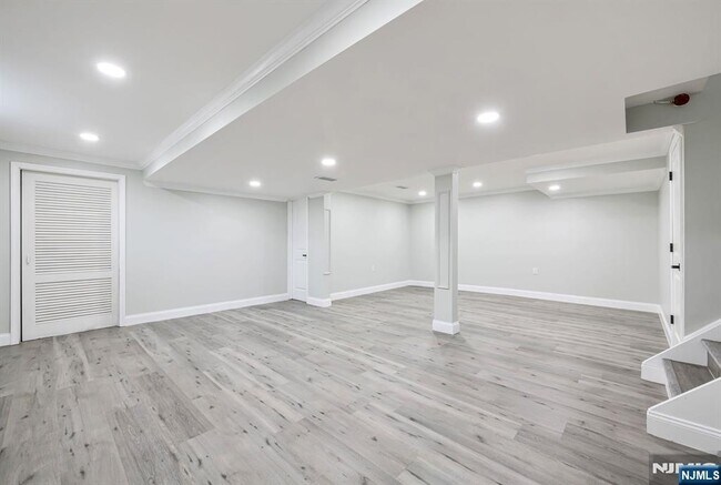 Building Photo - 164 Jeffer Ct