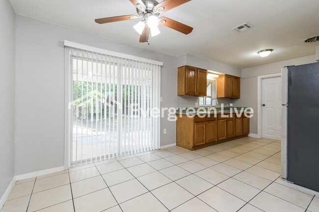 Building Photo - 2222 N Hastings St