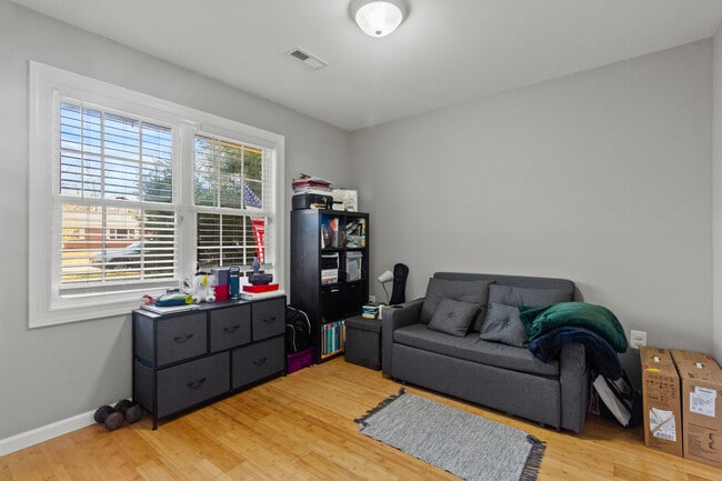 Building Photo - 1710 Charles St