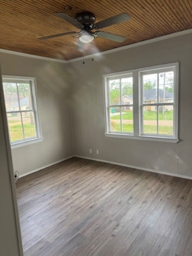 Building Photo - Charming Home