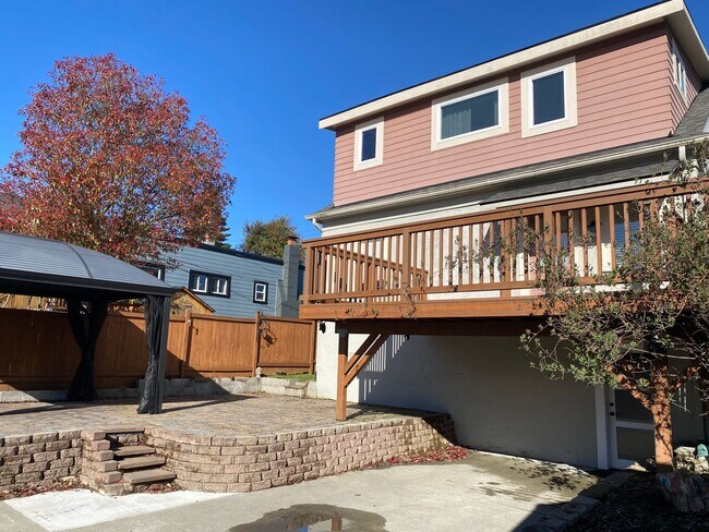 Building Photo - Ballard Loyal Heights Home