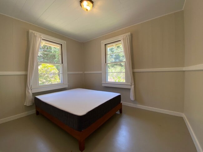 Building Photo - Furnished Plantation Home with 3 Bedrooms, 2 Bath large enclosed porch on almost 2 acres with oce...