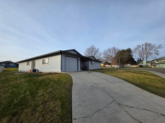 Building Photo - 1607 S Olson St