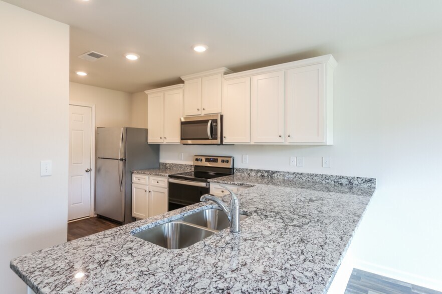 Building Photo - 2106 Southlea Dr