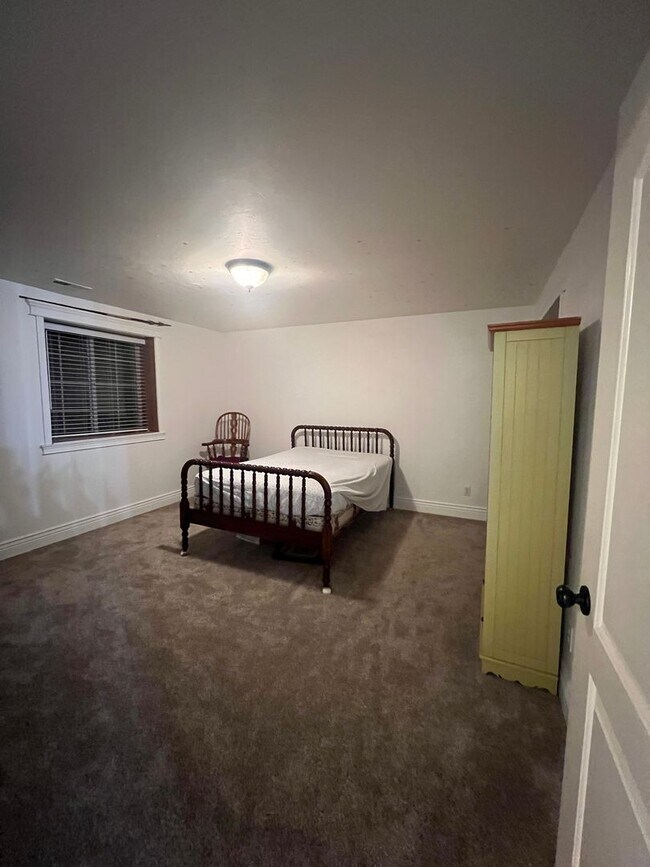 Building Photo - Stunning 5 bed 3.5 bath twin-home on the R...