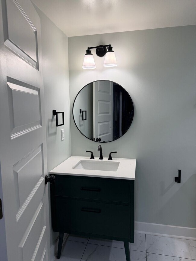 Building Photo - 1108 N Main St