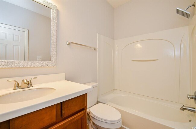 Building Photo - 3911 Fallsbrook Ct