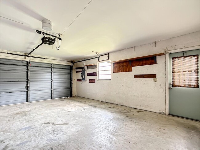 Building Photo - 5576 W Pine Cir