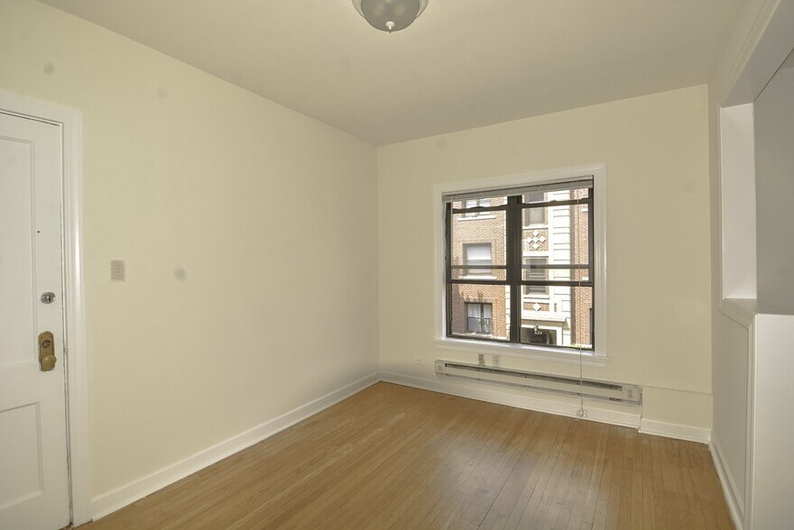 Building Photo - 820 W Waveland Ave