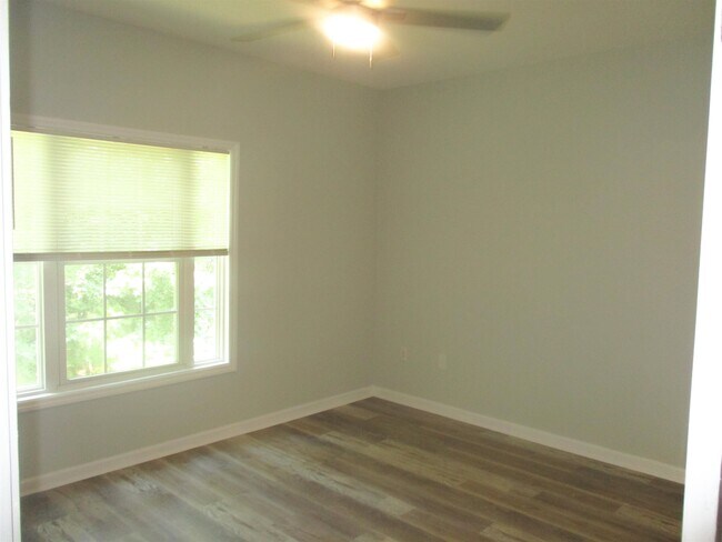 Building Photo - 100 Lazy Willow Ln