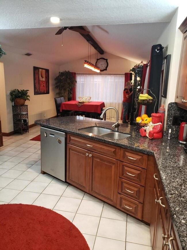 Building Photo - 1402 SW 25th Ave