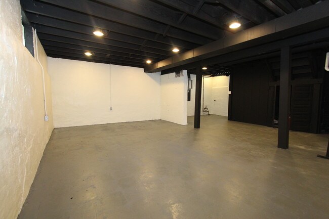 Building Photo - 1147 Hovey St SW