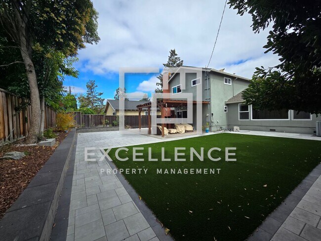 Building Photo - Beautiful 3/2.5 Home With 2 Fireplaces, Updated Kitchen, Spacious Yard and Covered Patio