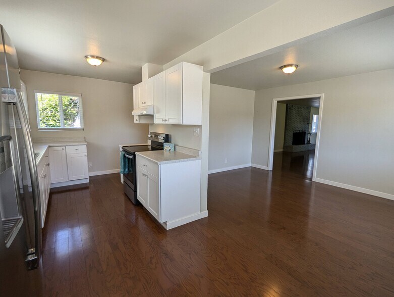 Building Photo - 821 S 117th St