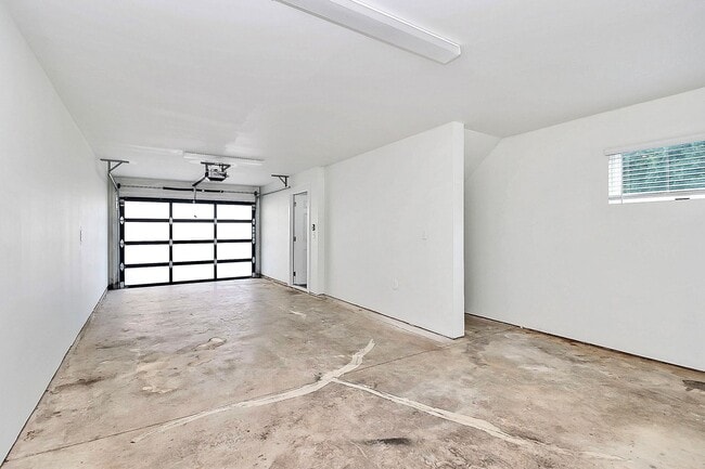 Building Photo - Stunning 3 Bedroom Townhome Near Uptown - ...