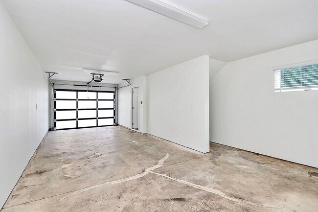 Building Photo - Stunning 3 Bedroom Townhome Near Uptown Ch...