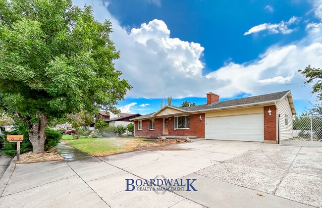 Primary Photo - Great 5 Bed Now Available in Riverton
