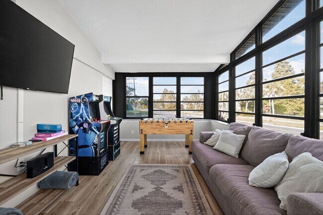 Building Photo - Discover lakeside living at its finest.