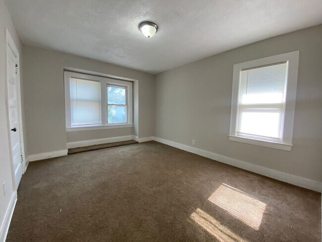 Building Photo - Beautiful Large 5 Bedroom Home Cleveland