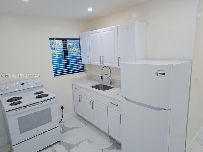 Building Photo - 891 W 53rd St