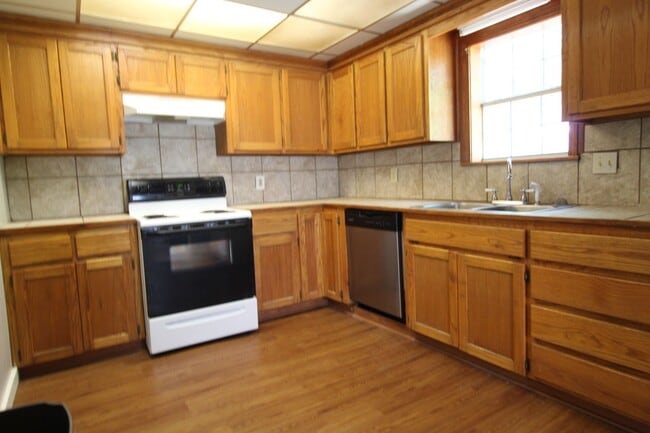 Building Photo - Charming & Convenient 2 bedroom 1 bathroom