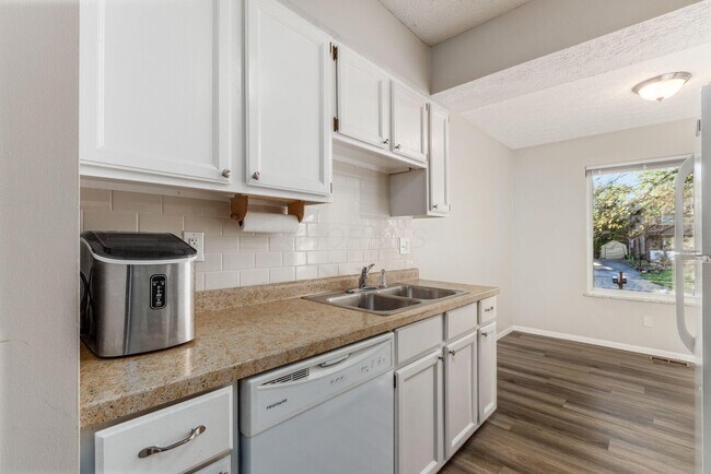 Building Photo - 7609 Seasons Dr