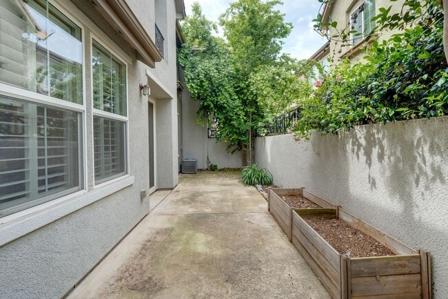 Building Photo - 3BR/3BA Folsom Condo with Fireplace + 2 Car Garage