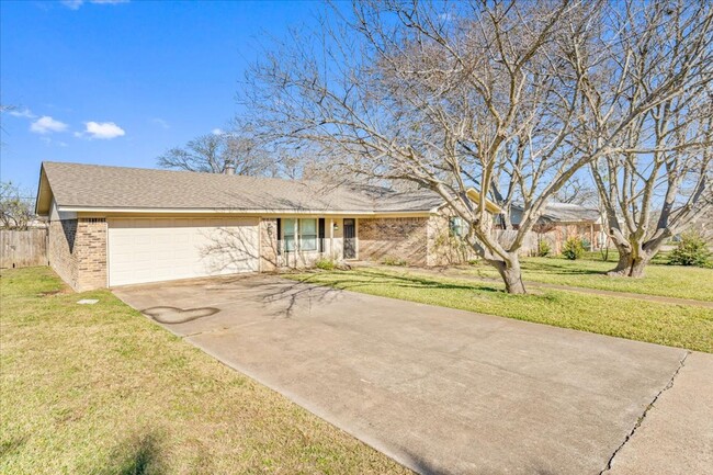 Building Photo - 3/3 with 2 living areas in Midway ISD