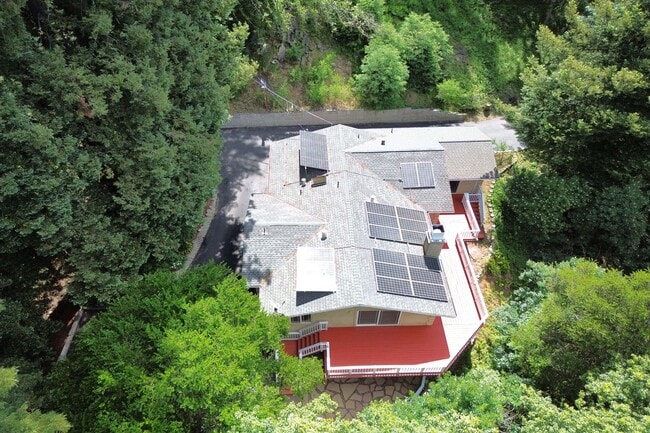 Building Photo - Updated and spacious 3 bedroom house on ov...