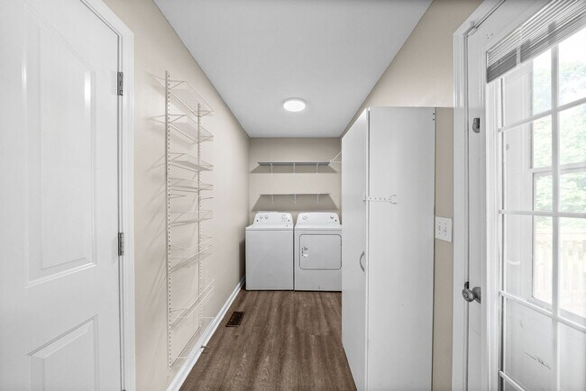 Building Photo - Pet Friendly Three Bedroom!