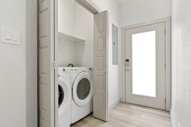 Building Photo - * MOVE IN SUMMER 7/31/2027 * 5 Bed 5.5 Bath Lubbock 1 Block to The TCU Neeley Building