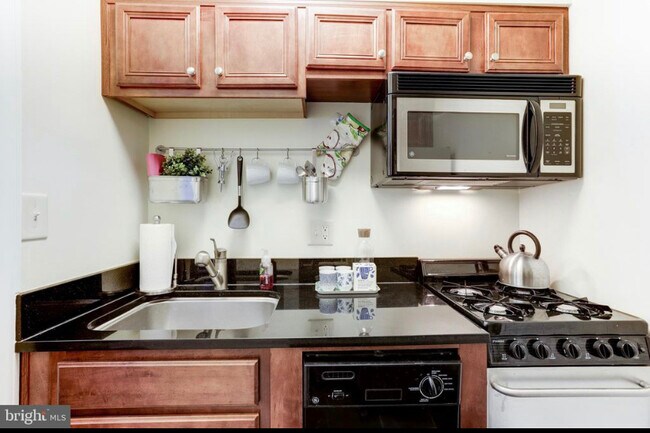 Kitchen - 906 S Washington St
