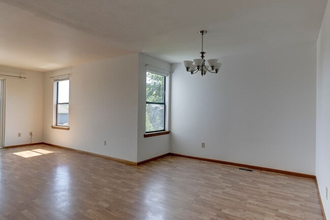 Building Photo - 3 Bedroom 2.5 Bath Waterview Townhome
