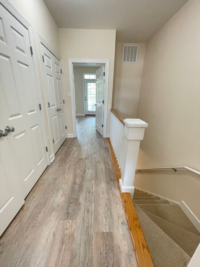 Building Photo - Wonderful location and features for this s...