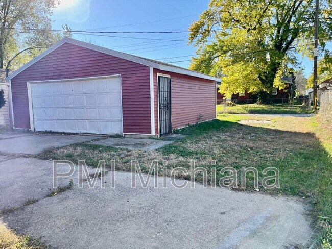 Building Photo - 261 N Kenmore St