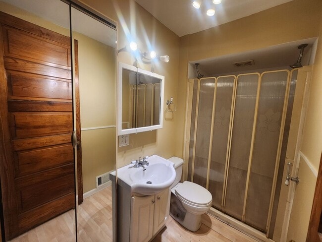 Building Photo - Charming 2 bedroom, 1 bathroom home