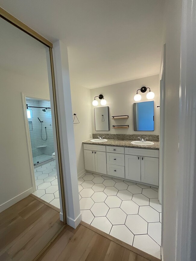 Building Photo - 4 Bedroom 3 Bath 2 Story Home With Family ...