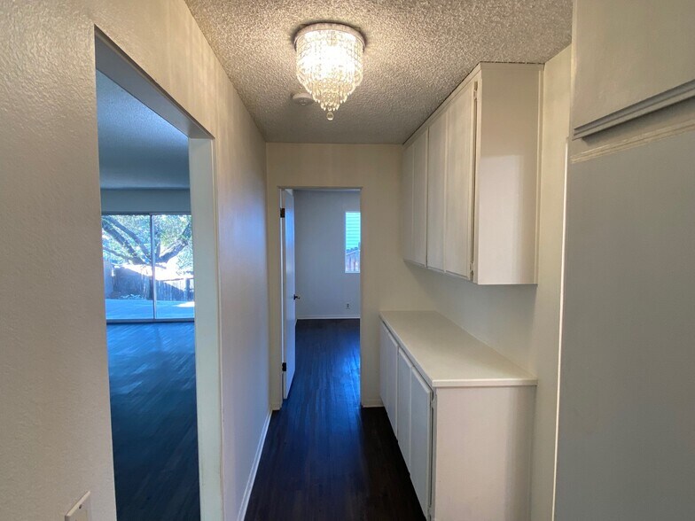 Building Photo - 1028 Sapote Ct