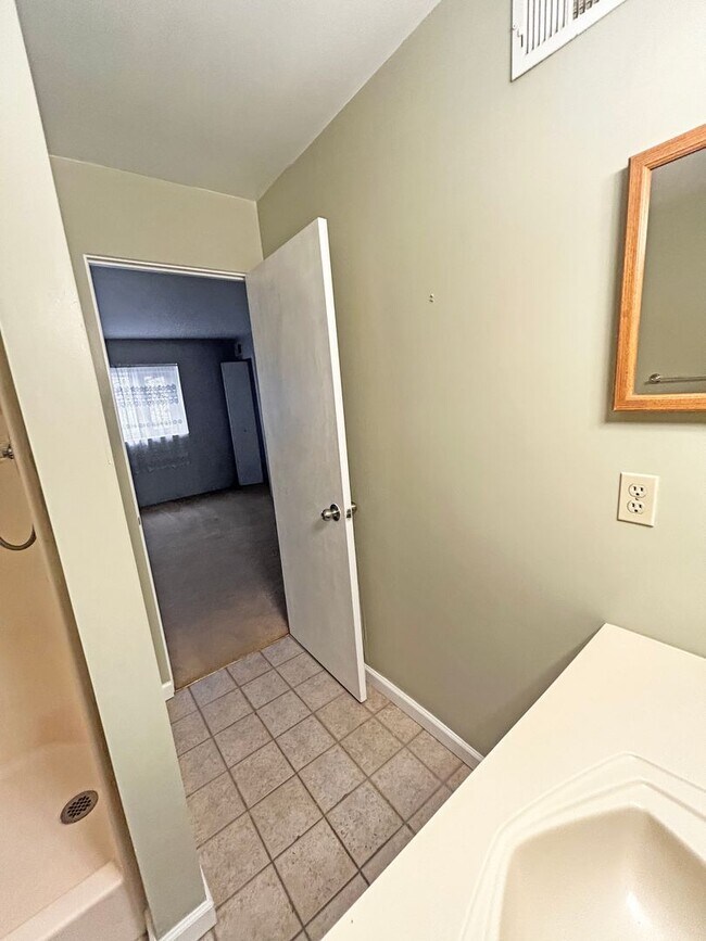 Building Photo - two bedroom two bath condo in Robinson Tow...