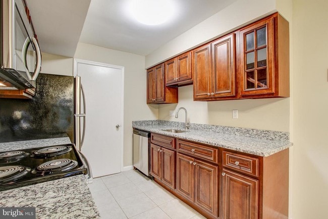 Building Photo - 6 Normandy Square Ct
