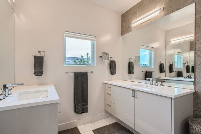 Building Photo - Modern 3 BDR S'Park Boulder Townhome